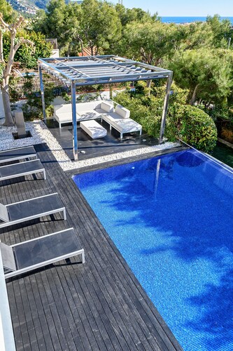 Luxurious villa with spectacular Seaview,  Airco and private Infinity pool