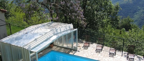 Una piscina al aire libre, una piscina climatizada