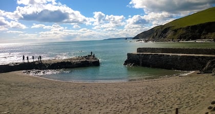 Luxury Beachside Cottage - Unspoilt Cornish Village - Child/Dog Friendly