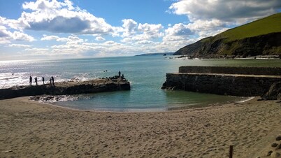 Luxury Beachside Cottage - Unspoilt Cornish Village - Child/Dog Friendly