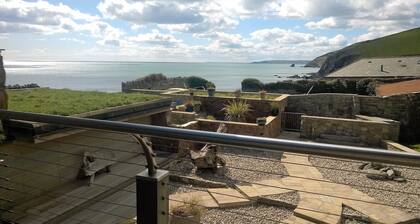 Luxury Beachside Cottage - Unspoilt Cornish Village - Child/Dog Friendly