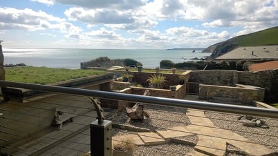 Luxury Beachside Cottage - Unspoilt Cornish Village - Child/Dog Friendly