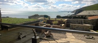 Luxury Beachside Cottage - Unspoilt Cornish Village - Child/Dog Friendly