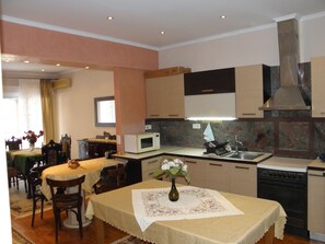 Frigorifero, microonde, forno, pentole/stoviglie/utensili
