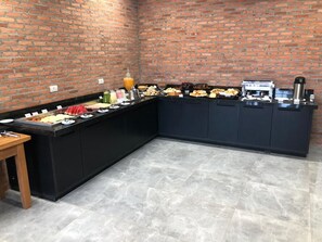 Café da manhã inglês grátis todos os dias