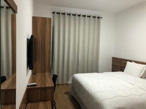 Frigobar, cofres nos quartos, escrivaninha, cortinas blackout