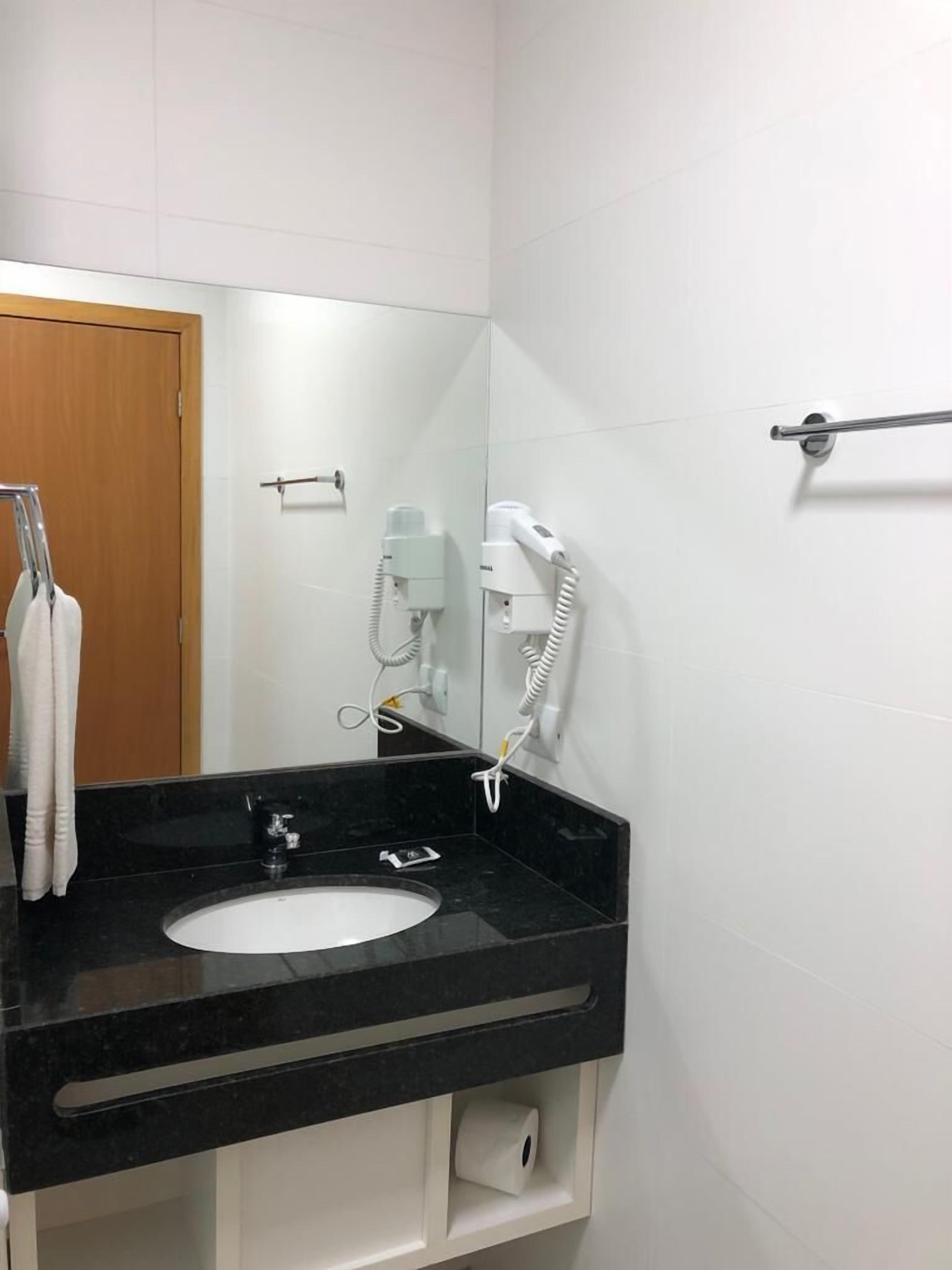 single room, non smoking | bathroom | shower, free toiletries, hair dryer, towels