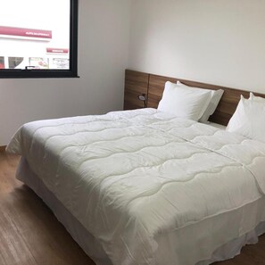 Minibar, Zimmersafe, Schreibtisch, Verdunkelungsvorhänge