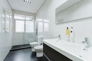 Dusche, Haartrockner, Handtücher
