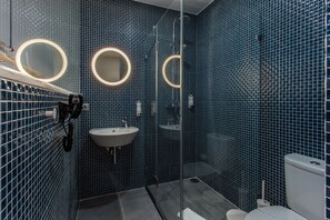 Een douche, een haardroger, handdoeken