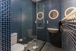Shower, hair dryer, towels - Feel Porto Vintage Townhouse (Oporto)