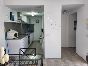 Frigorifero, microonde, forno, piano cottura