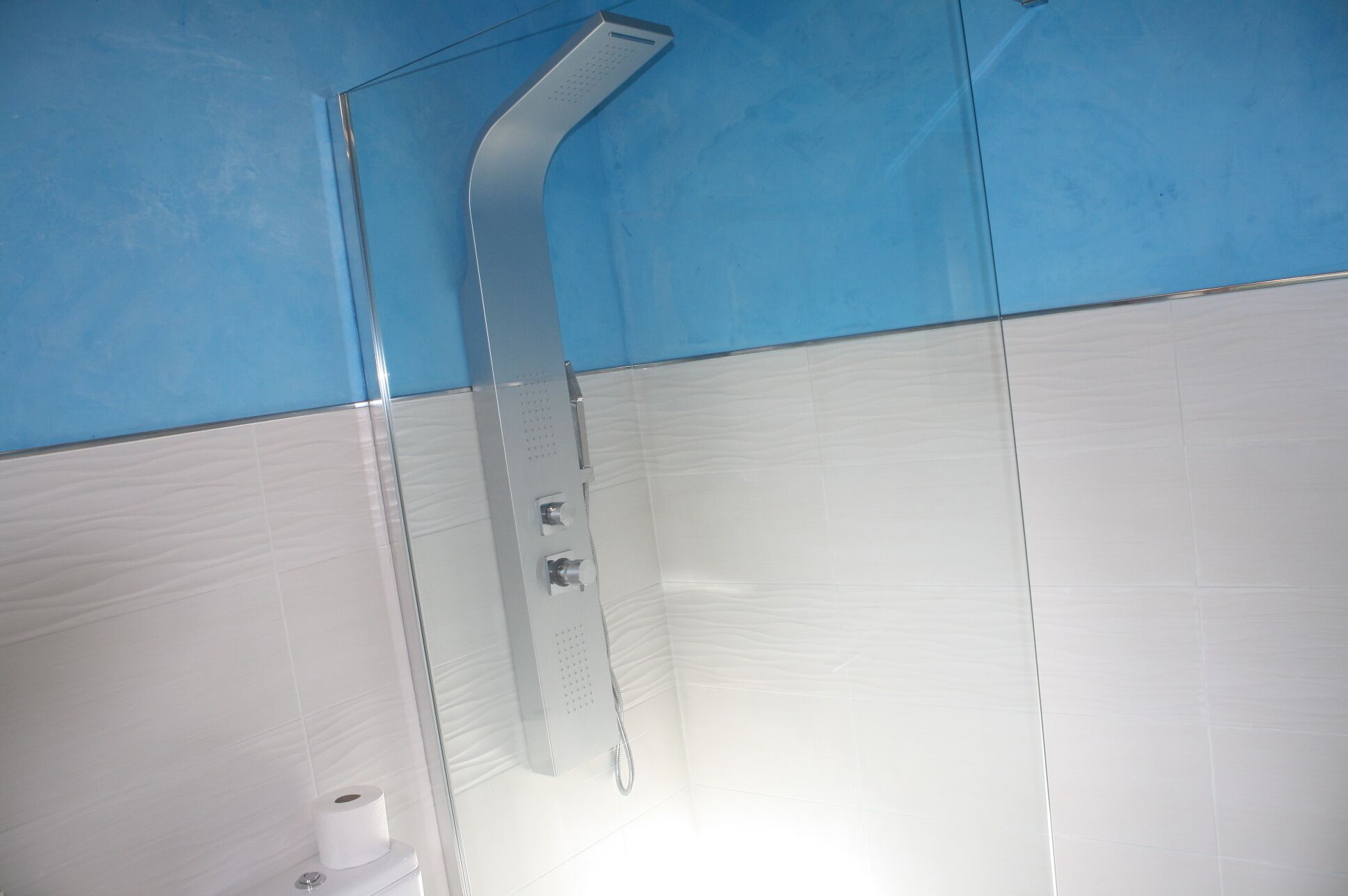 Een douche, een haardroger, handdoeken, zeep