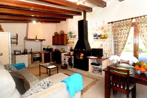 TV, fireplace, DVD player, table tennis - FINCA RUSTICA SINEU 1 KM FROM SINEU IDEAL FAMILIES PRIVATE POOL JACUZZI (Sineu)