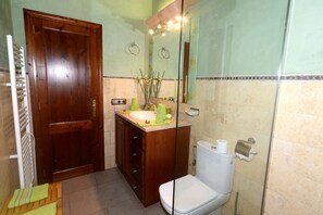 Regadera, secadora de cabello, toallas, jabón 