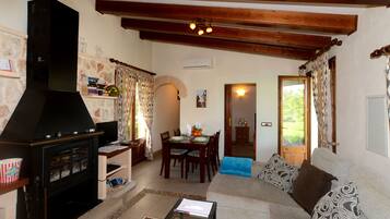 Een televisie, een open haard, een dvd-speler en een tafeltennistafel