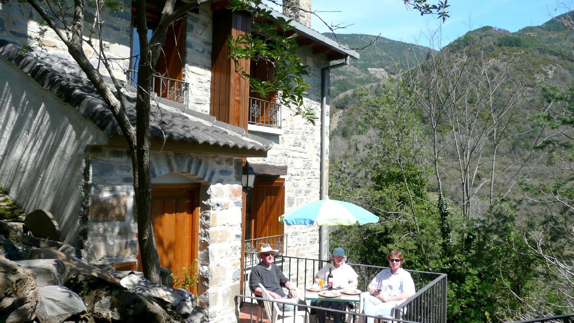 Casa Petirrojo Torla sun terrace early springtime.