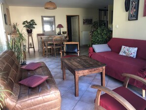 Een televisie en boeken