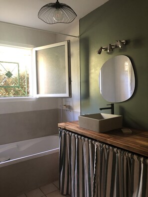 Bathtub, hair dryer