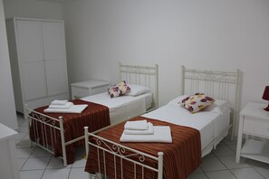 4 quartos, ferros/tábuas de passar roupa, roupa de cama