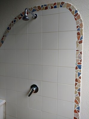 Dusj, hårføner, bidé og toalettpapir