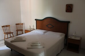 4 bedrooms, iron/ironing board, bed sheets