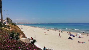 Chaises longues, serviettes de plage