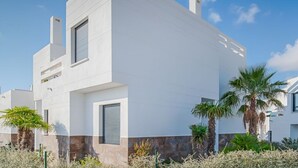 A modern white building with a flat roof, a small window, and a door. - Beautiful contemporary Villa (Orihuela)