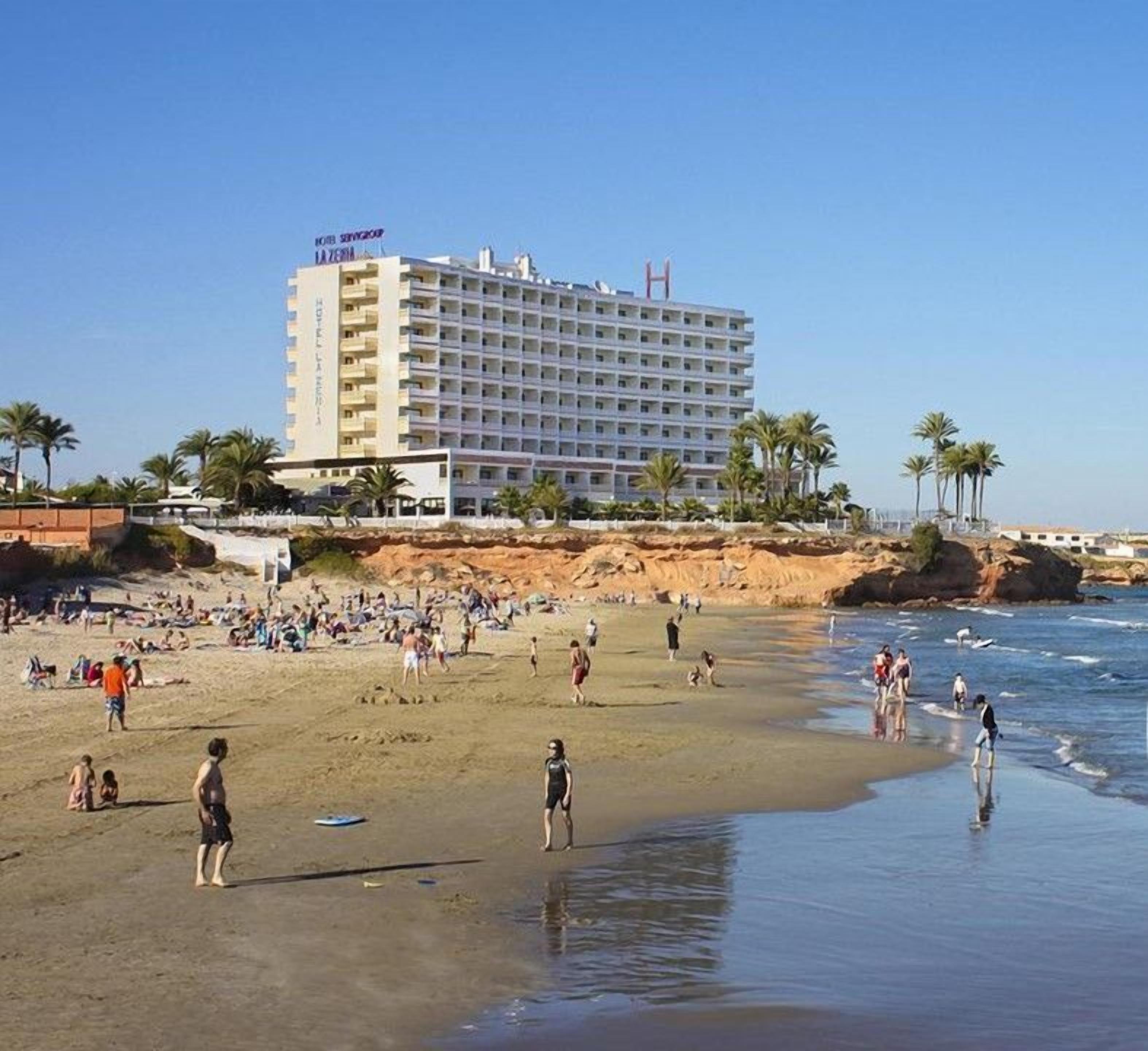 Eine Strandansicht mit einem Hotel namens Playa la Zenia.