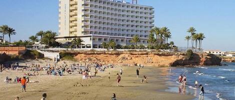 Eine Strandansicht mit einem Hotel namens Playa la Zenia.