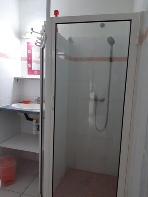 Douche, séchoir à cheveux, serviettes fournies, papier de toilette