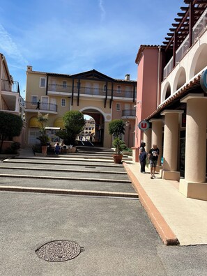 Property grounds - apartment in residence with swimming pool (Saint-Raphaël)