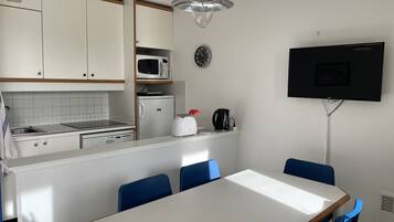 Refrigerador, microondas, placa de cocina, lavavajillas