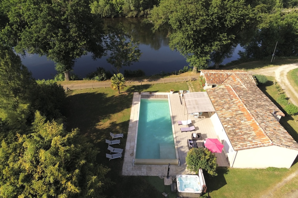 PERIGORD NOIR, house with heated swimming pool (15x5) and spa, by the river.