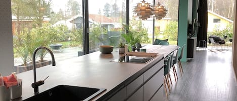 Réfrigérateur, four à micro-ondes, un four, surface de cuisson