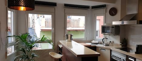 Kühlschrank, Mikrowelle, Ofen, Herdplatte