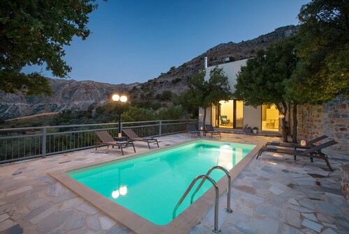 Villa Somnia! Avec piscine privée, proche des commodités, revitalisation de la nature!