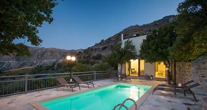 Villa Somnia! Avec piscine privée, proche des commodités, revitalisation de la nature!