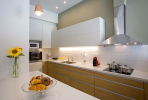 Frigorifero, microonde, forno, piano cottura