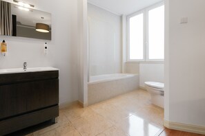 Badewanne, Haartrockner, Handtücher