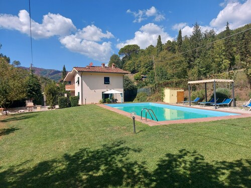 Detached property with 4 bedrooms, garden, and private pool near Lucca.