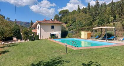 Detached property with 4 bedrooms, garden, and private pool near Lucca.