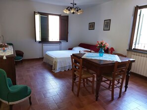 5 chambres, fer et planche à repasser, lit parapluie, Wi-Fi gratuit