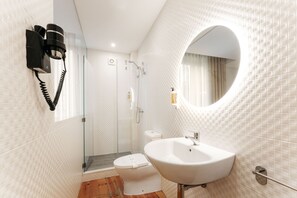 Chuveiro, secador de cabelo, toalhas de banho 