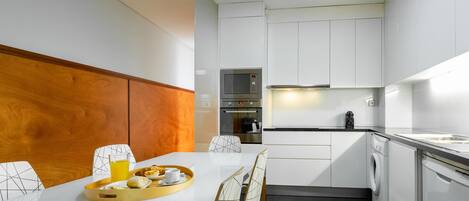 Refrigerador, microondas, horno, lavavajillas