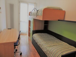 2 bedrooms, desk, iron/ironing board, WiFi
