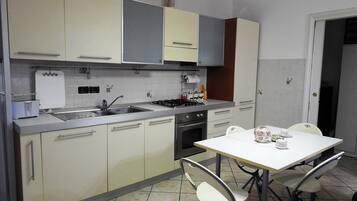 Frigorifero, microonde, forno, piano cottura