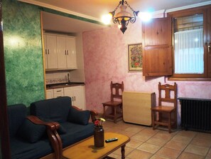 TV, DVD player, books - Alcanadre apartment 4 people, ideal families. Pets Allowed (Angüés)