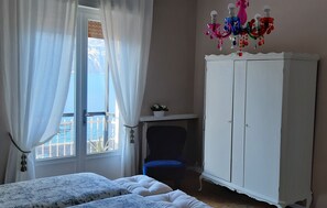 3 chambres, bureau, fer et planche à repasser, accès au Wi-Fi (inclus)
