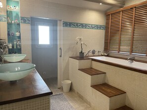 Badekar, håndklæder, Toiletpapir